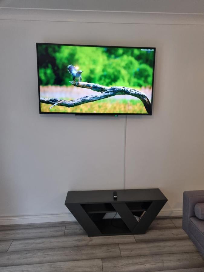 Maidstone Villa 3 Bedroom Free Sports Channels,Parking Sleeps 7 Εξωτερικό φωτογραφία